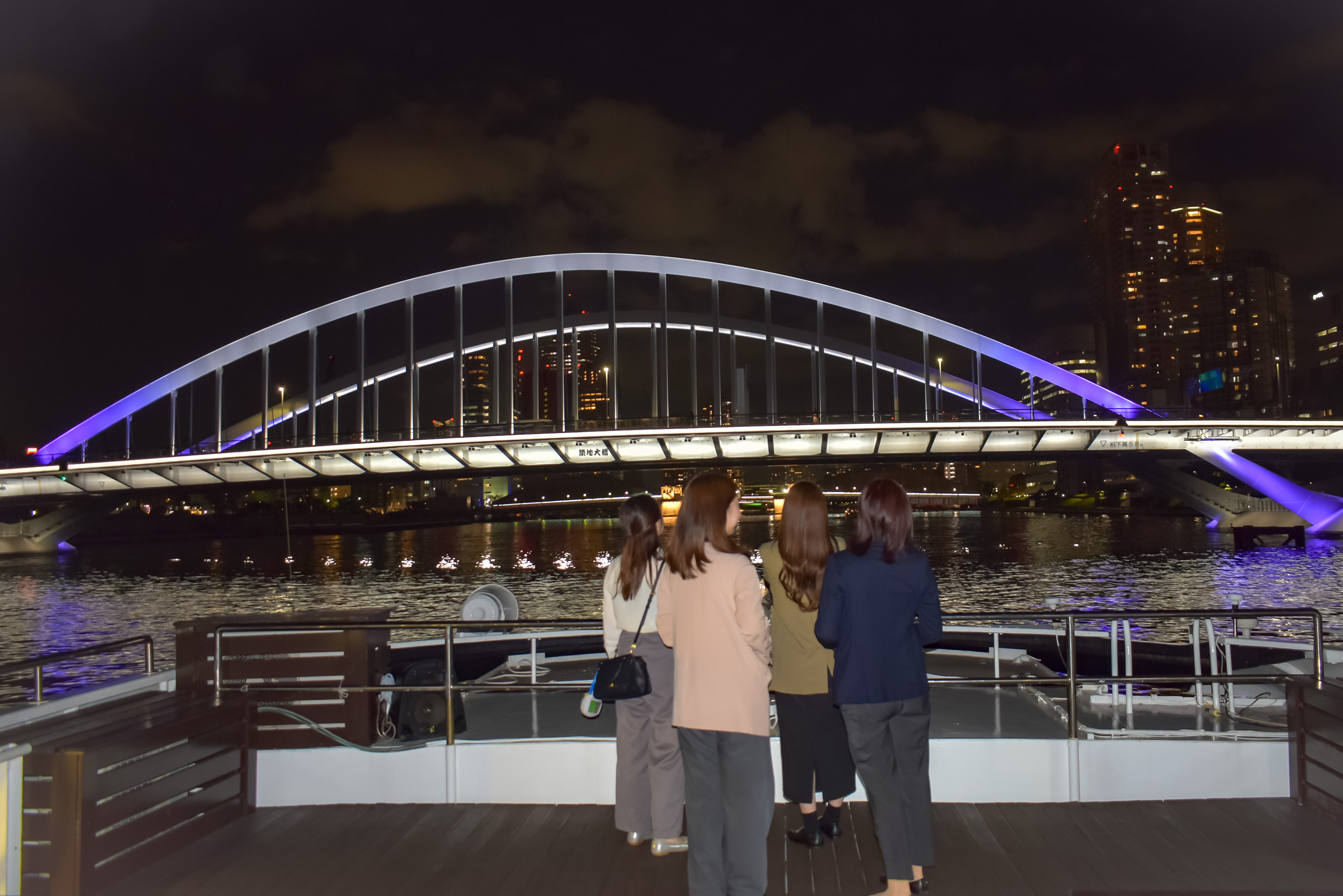 デッキで永代橋の写真撮影