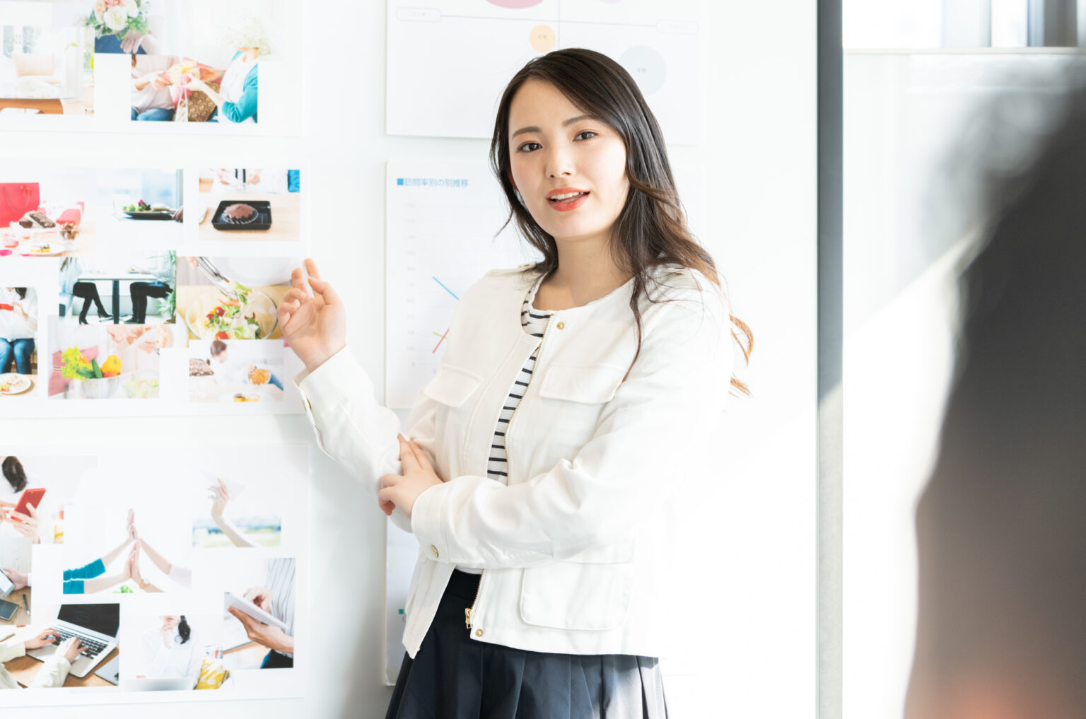 商品を紹介する女性