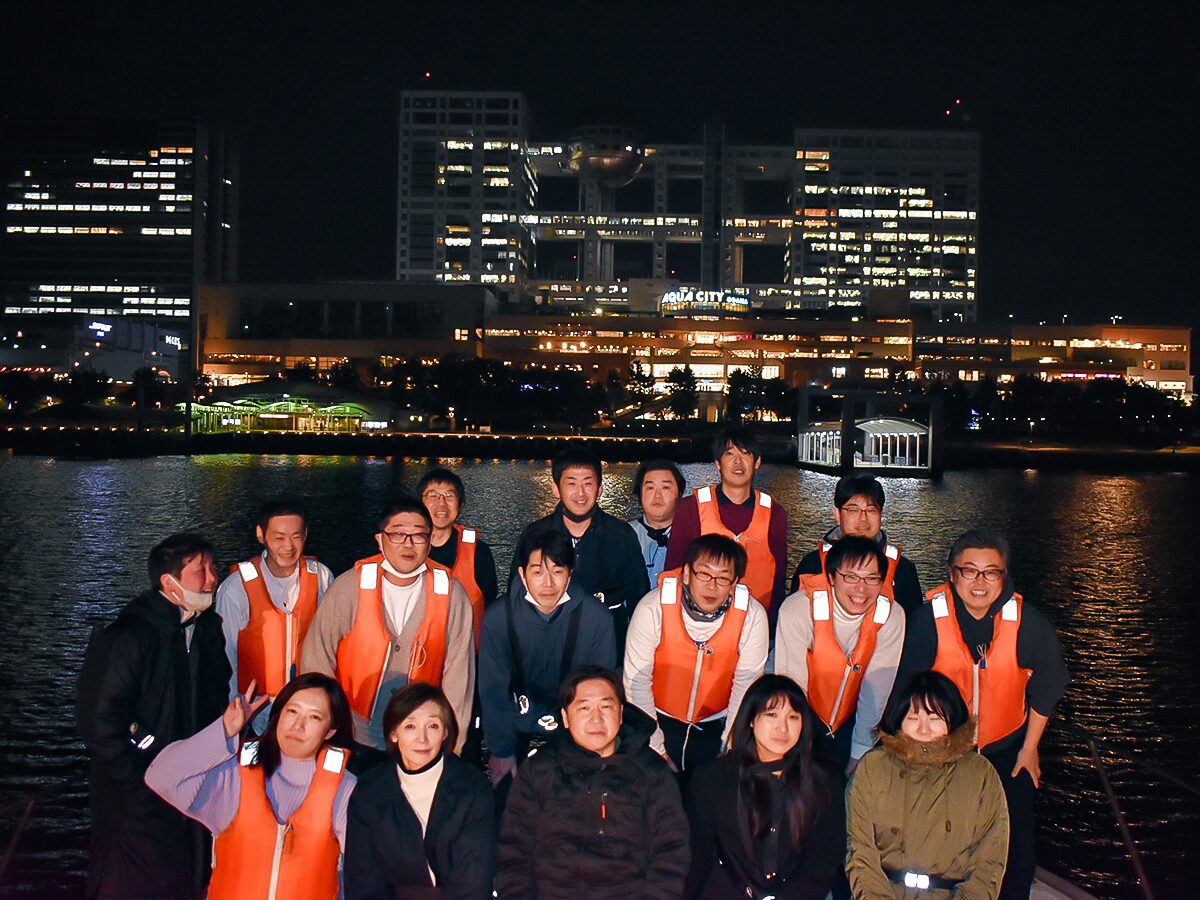 船の上から見るフジテレビと集合写真