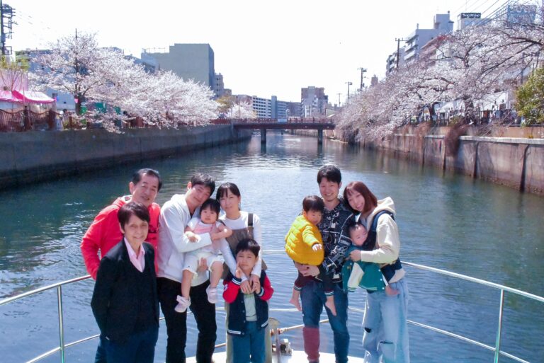 船のデッキで記念撮影