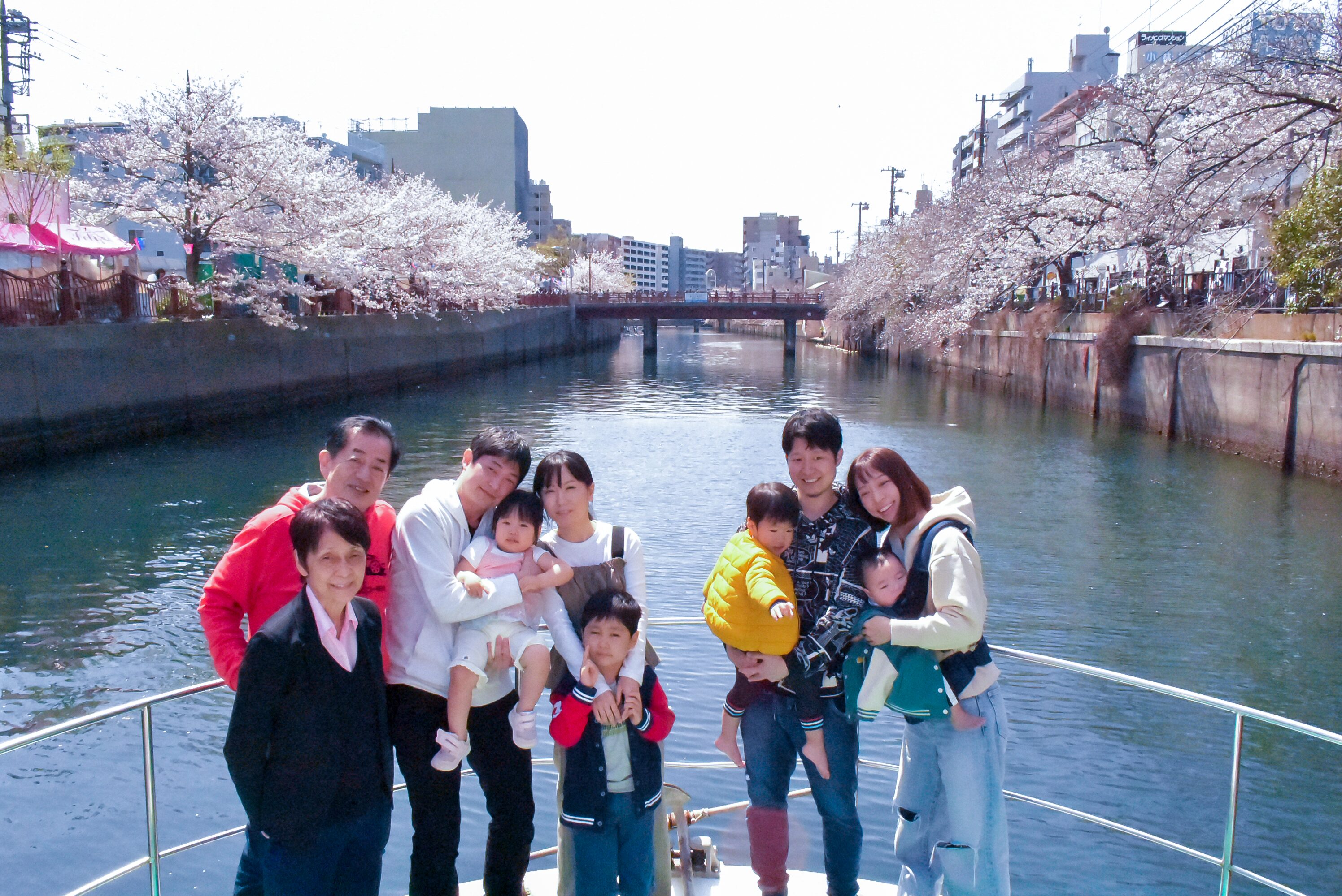 船のデッキで記念撮影