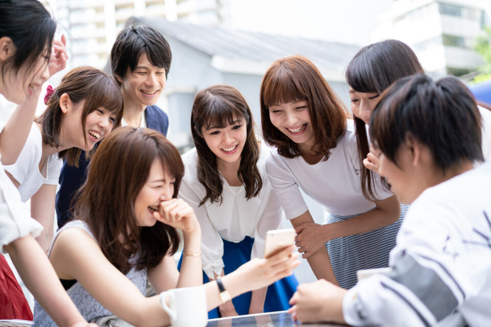 みんなで集まってスマホを見る様子