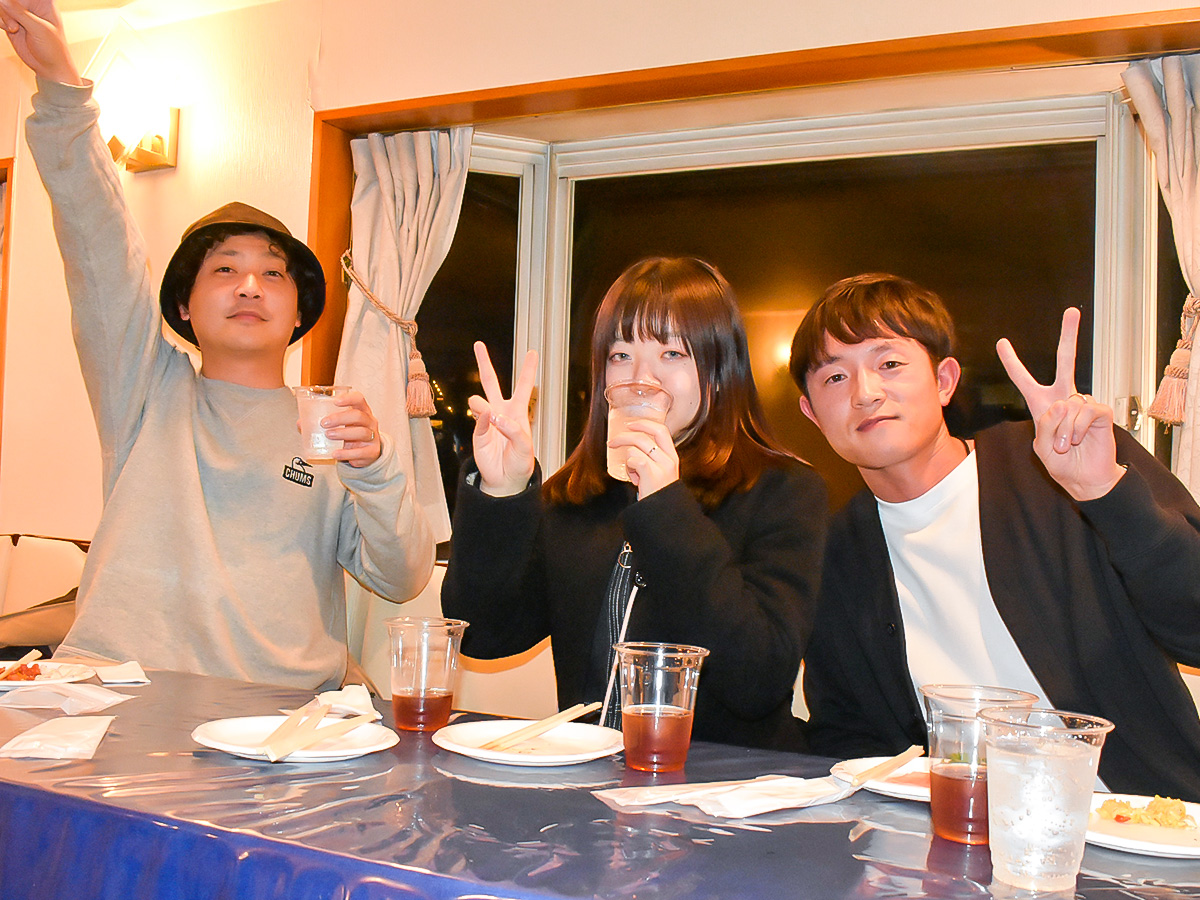 船内で食事を楽しむ