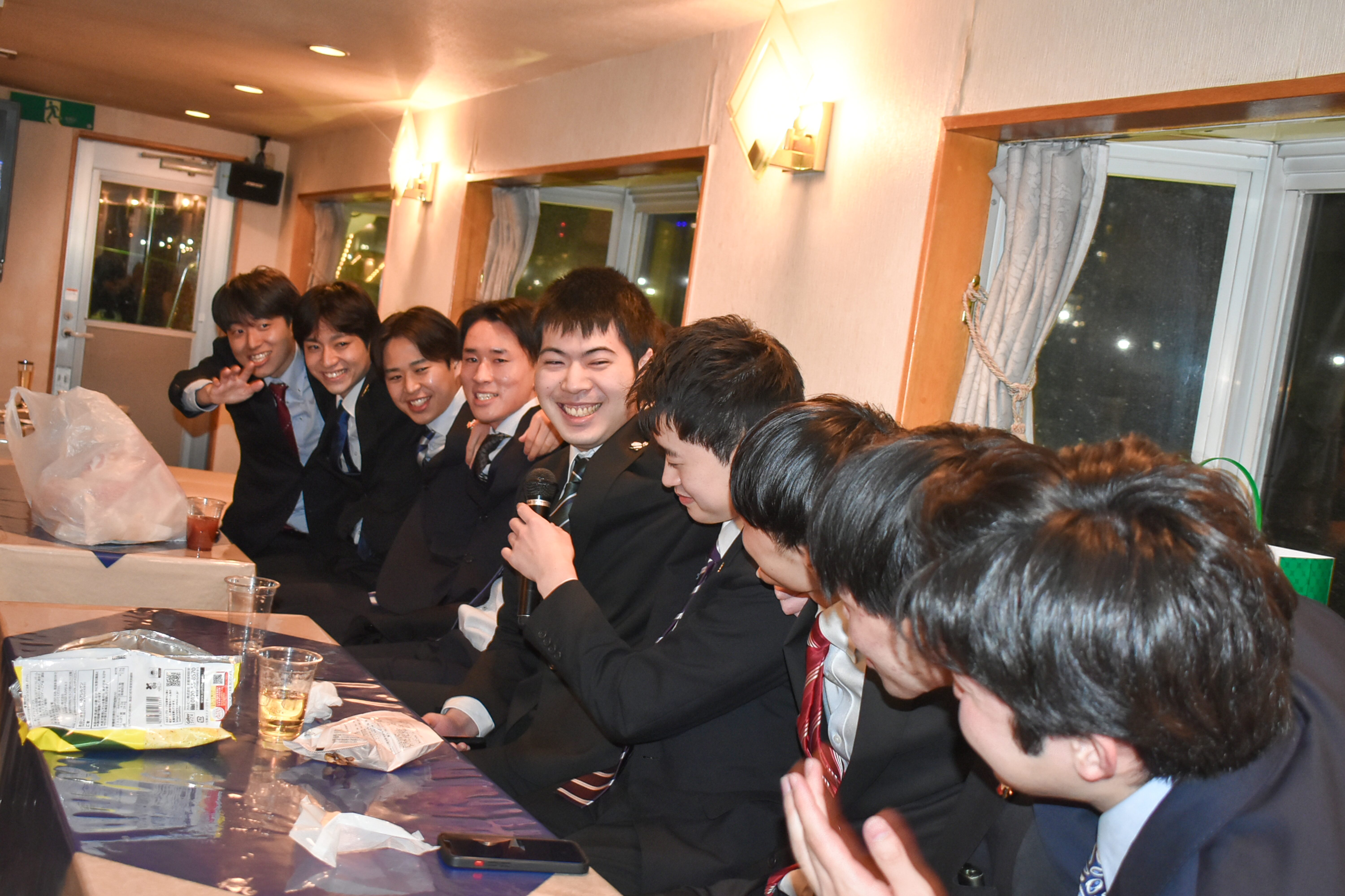 船内でカラオケ