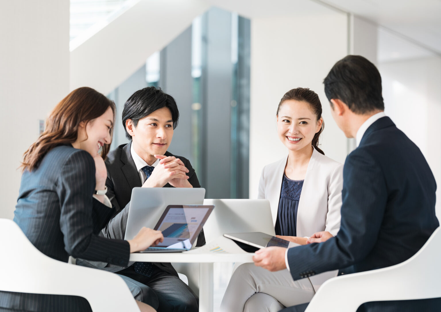 ビジネスマンたちが話し合う