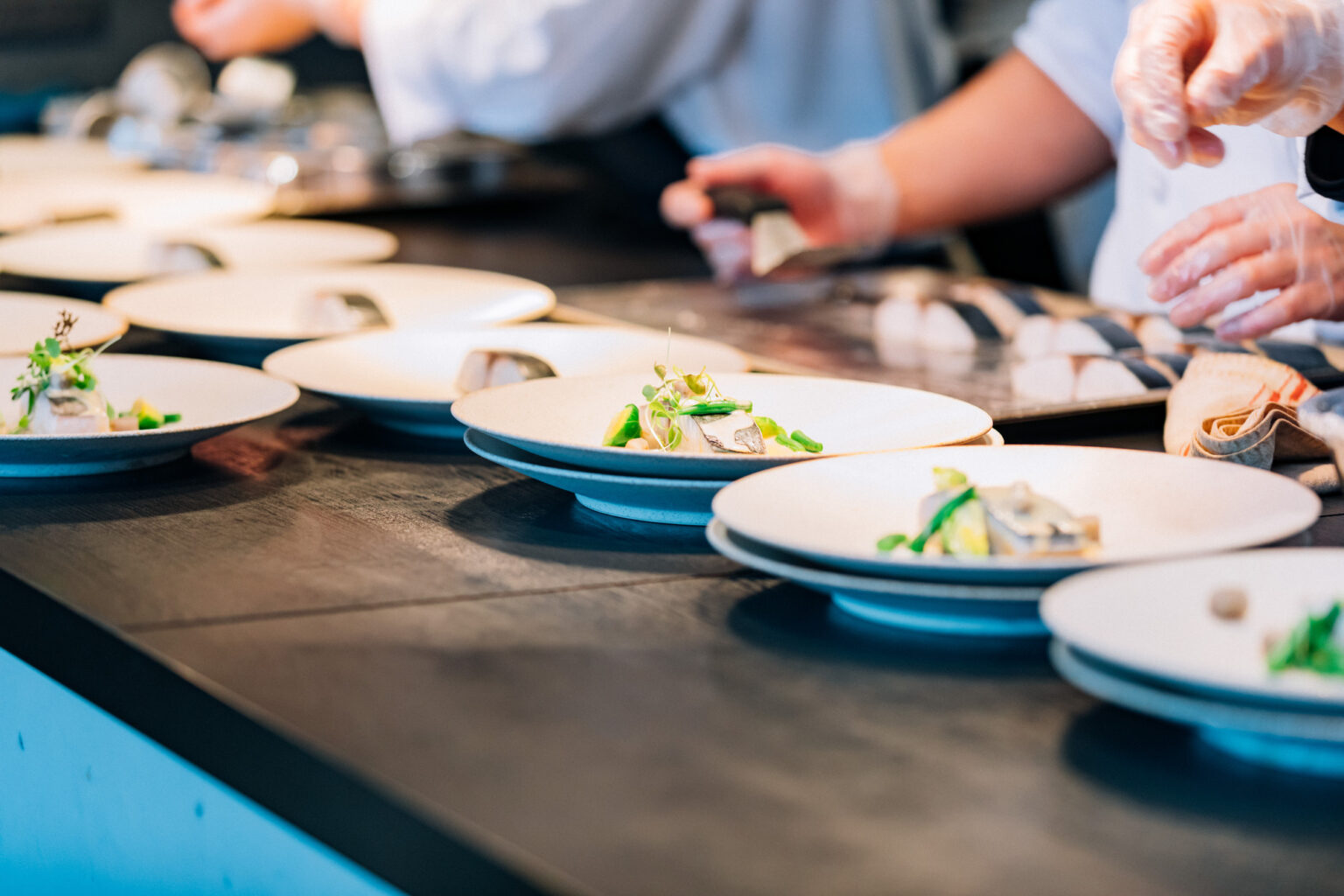 食事の盛り付け準備