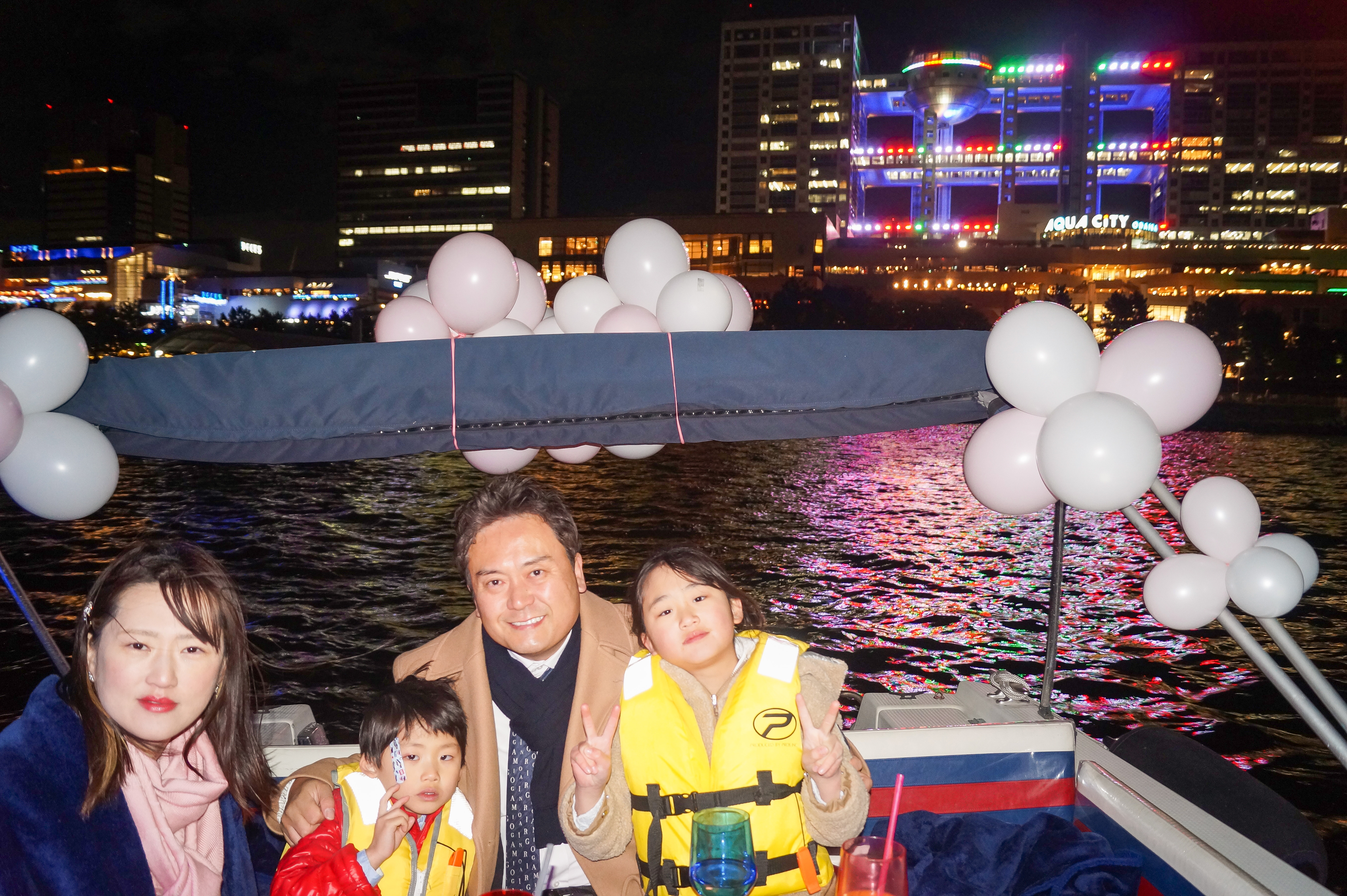 フジテレビをバックに記念写真