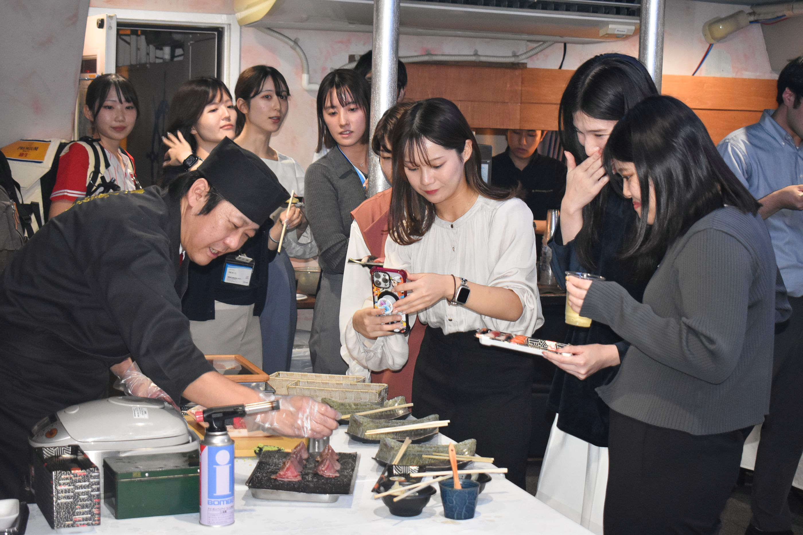 寿司職人が目の前でお寿司を握る様子