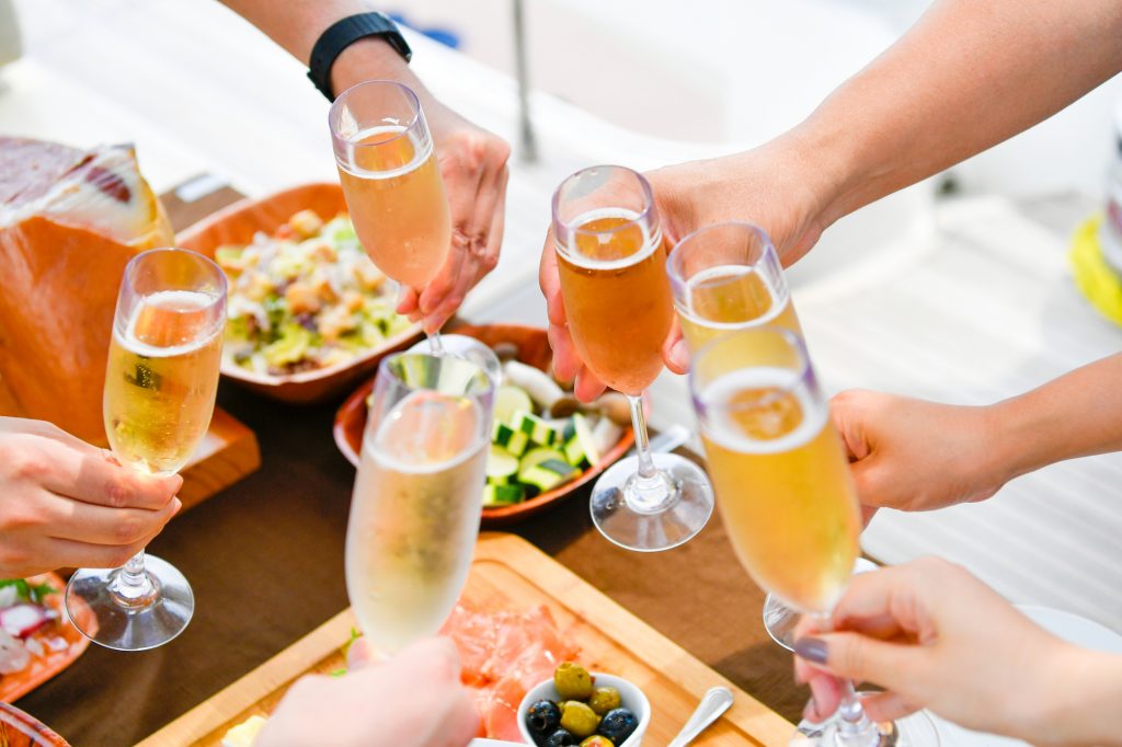 スパークリングワインで乾杯する6人とオードブル