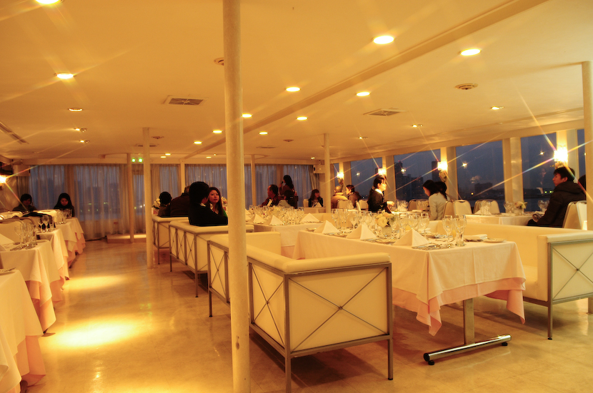 大型クルーザーの船内ホールの写真