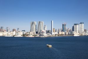 海を周遊するクルーザー