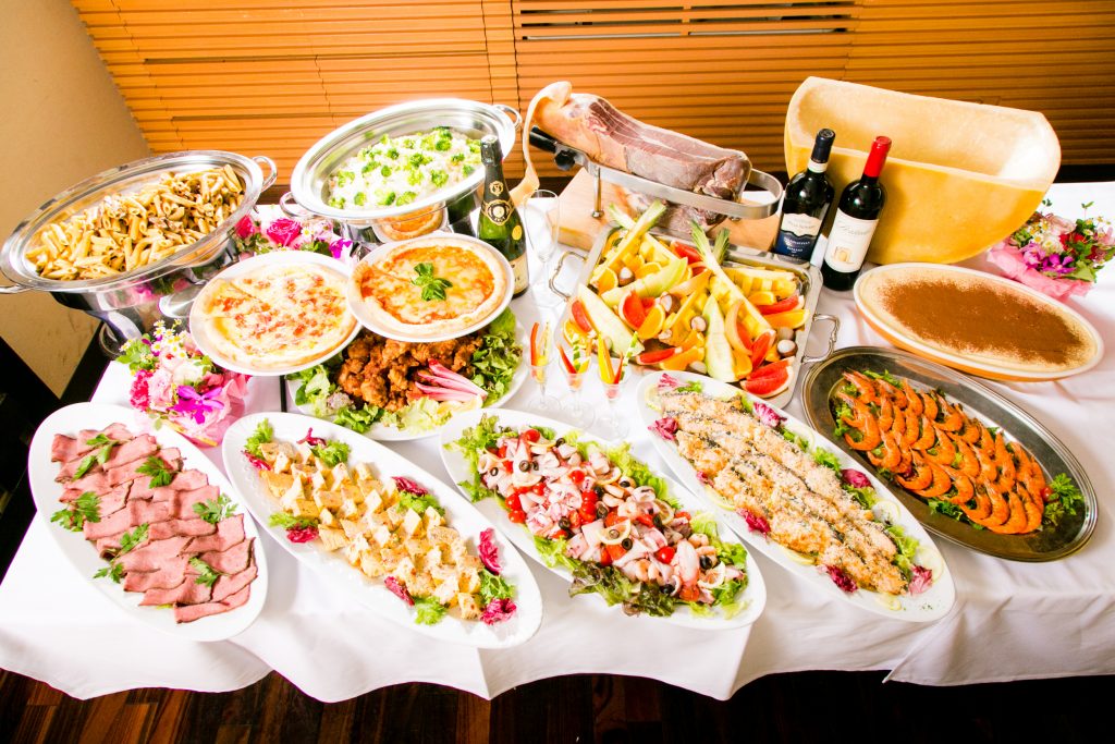 テーブルに並ぶ豊富な数のビュッフェ料理