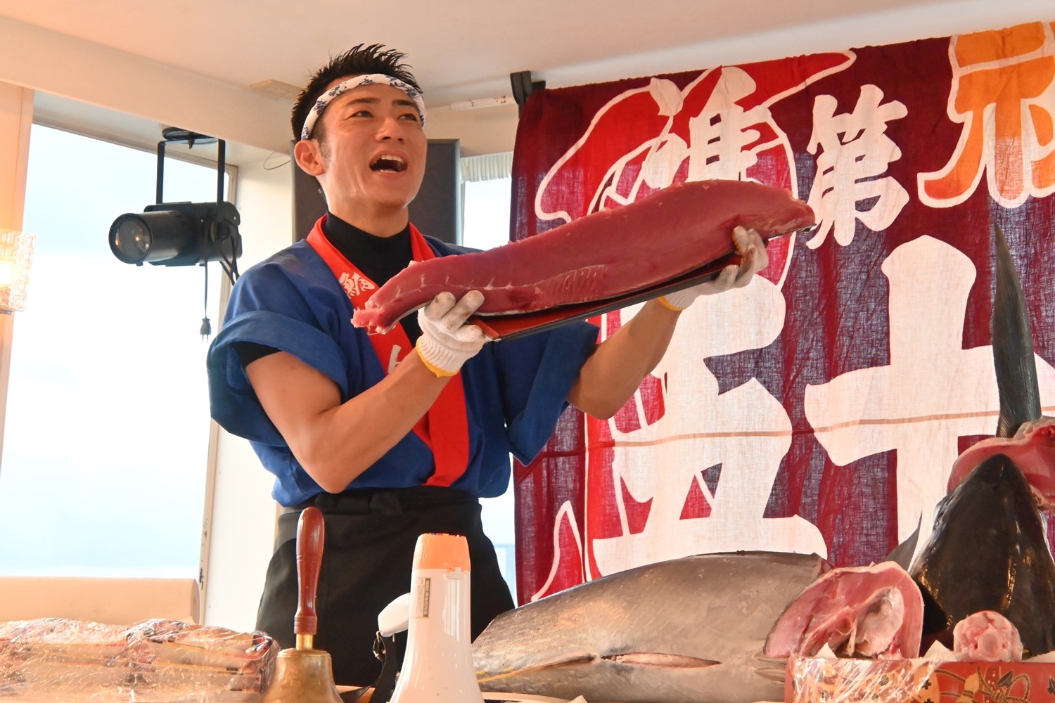 キハダマグロの鮪解体ショー