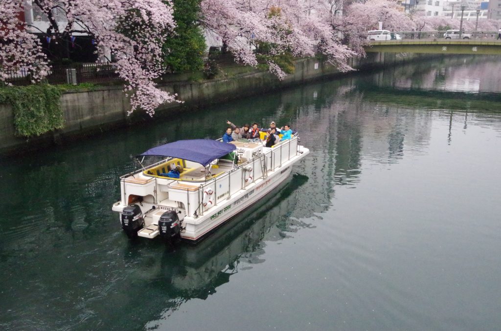 クルーザーの上で宴会