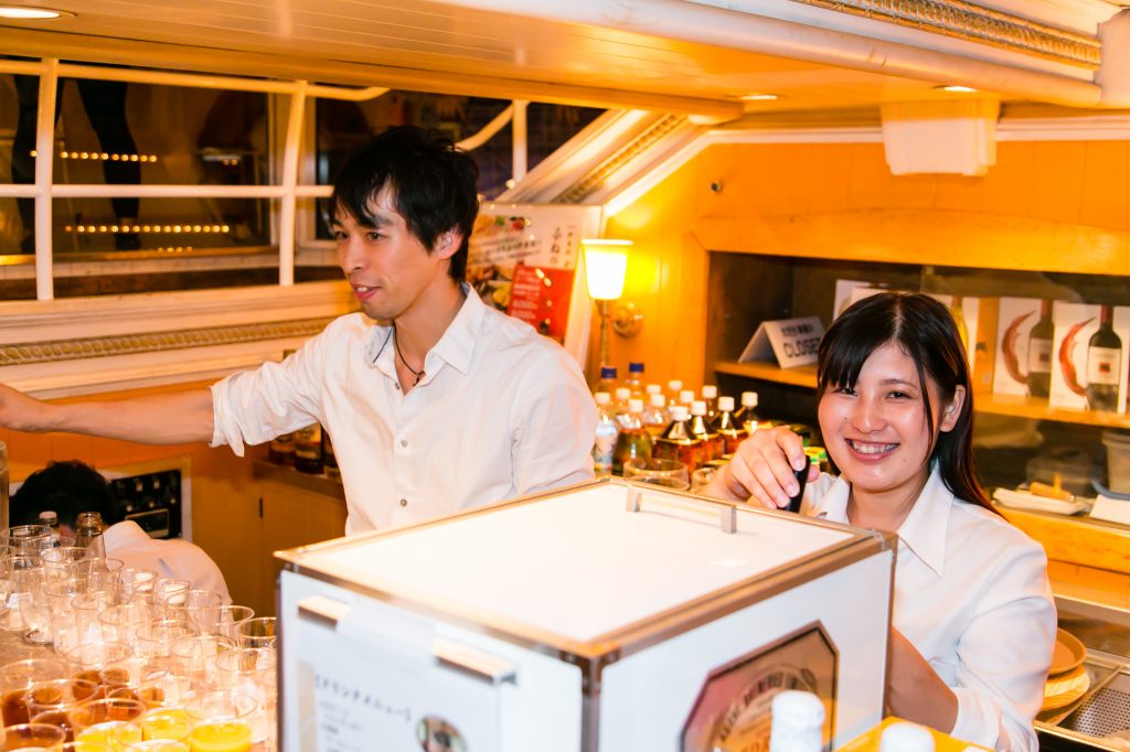 船の上でお酒を注ぐシーン