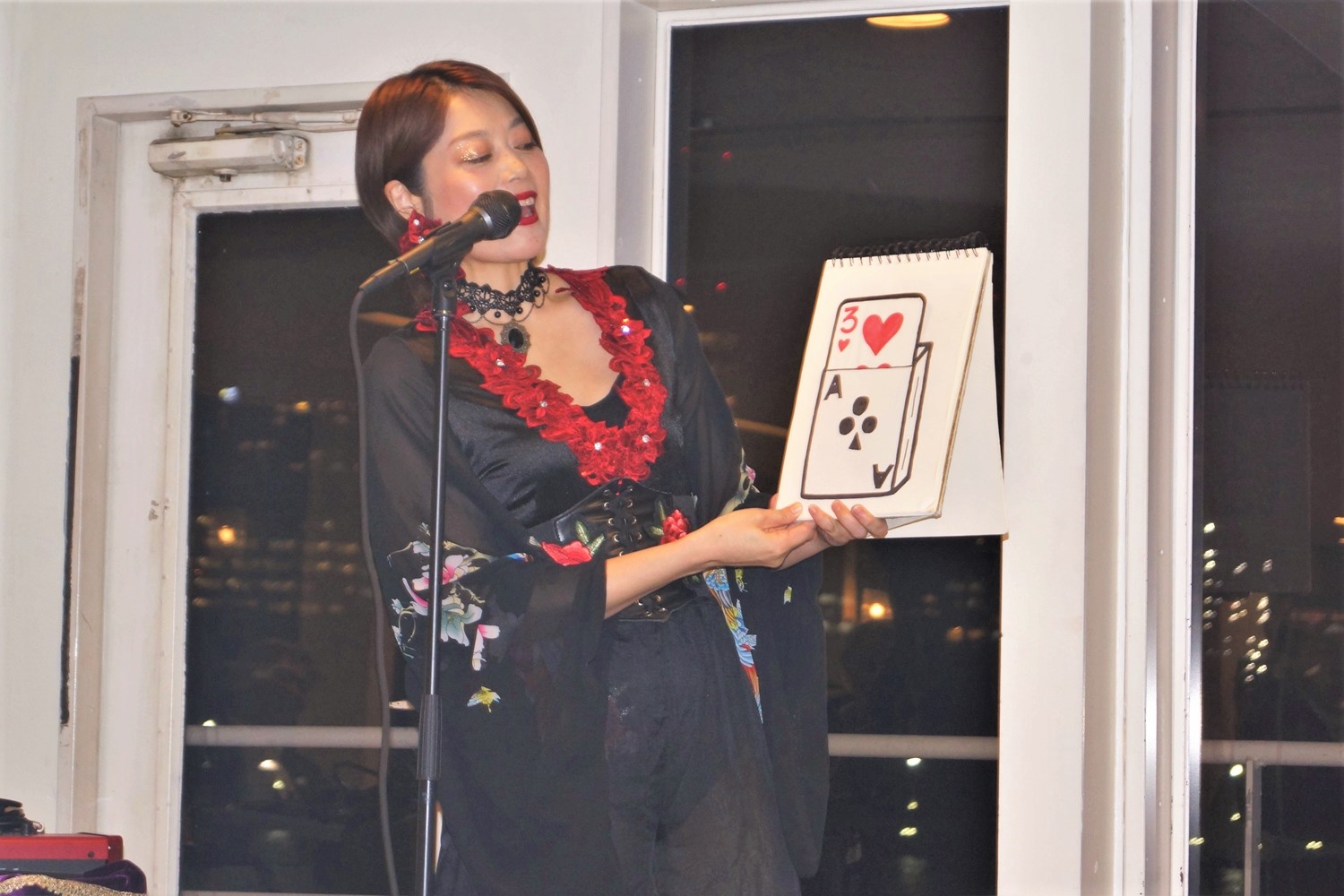 セレブリティ2号でマジックを披露する女性マジシャン