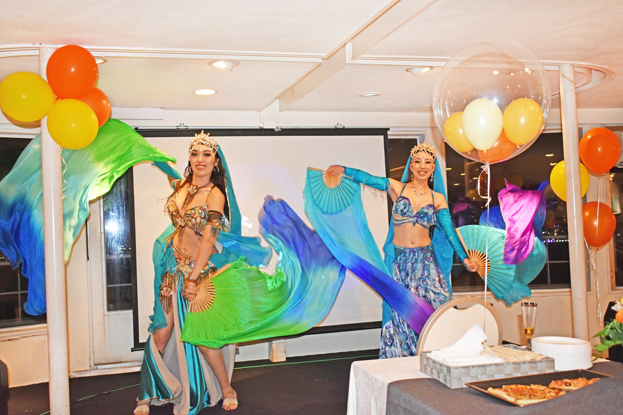 船の中でベリーダンスを披露する女性