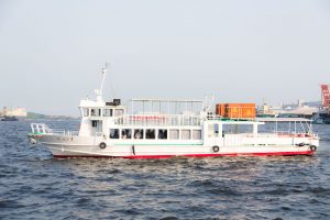 海を周遊するクルーザー