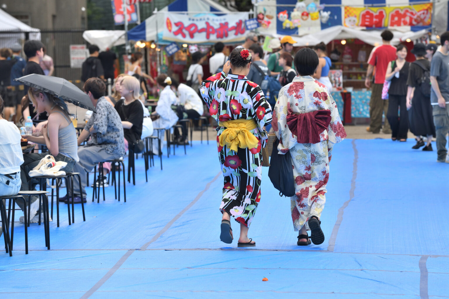 祭りで浴衣を着た女性