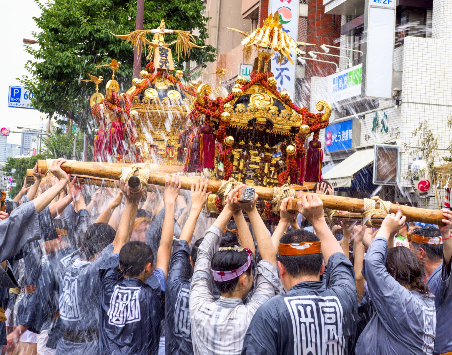 神輿祭りをする様子