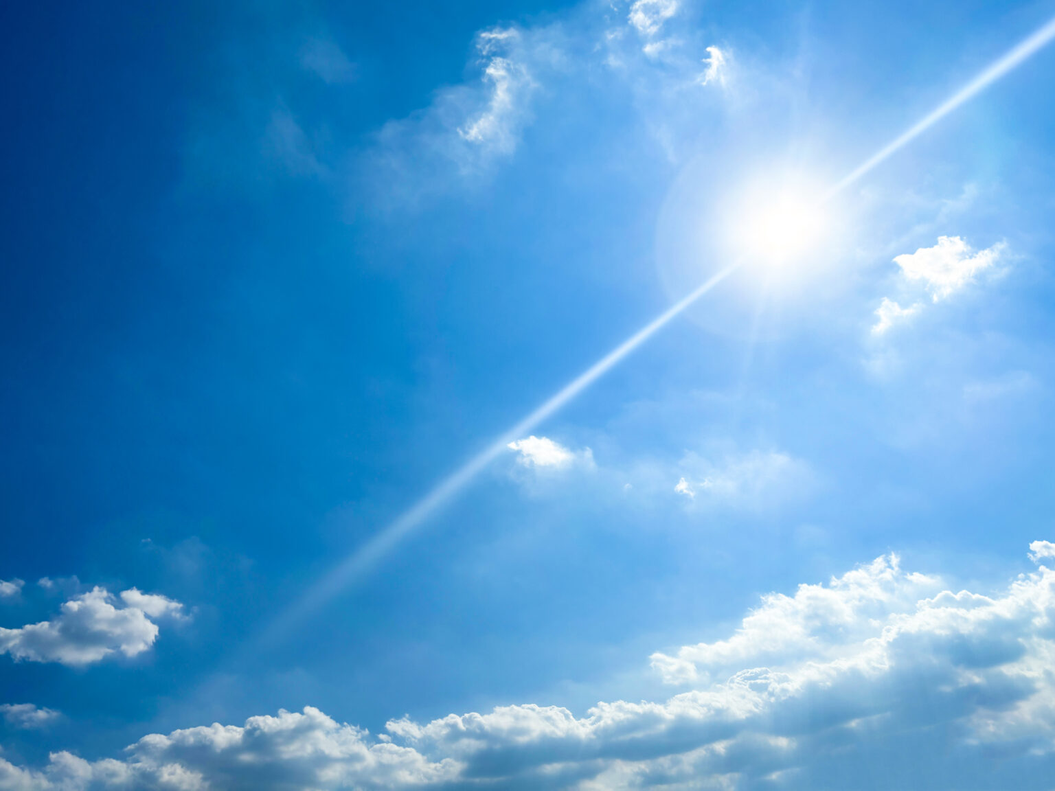 強い日差しのイメージ