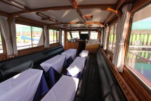 テーブルとイスが並んでいる船内