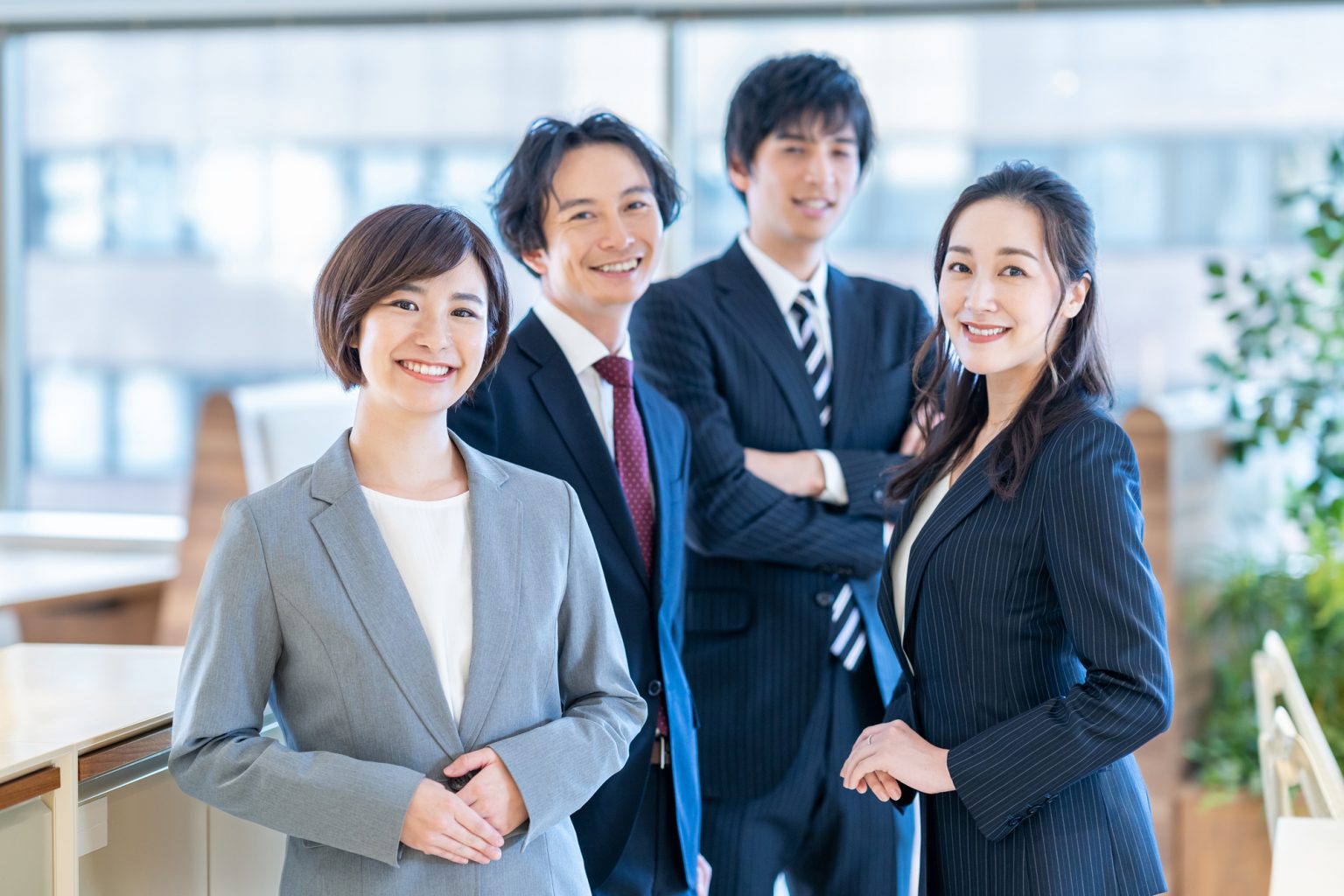 スーツの男女4人組