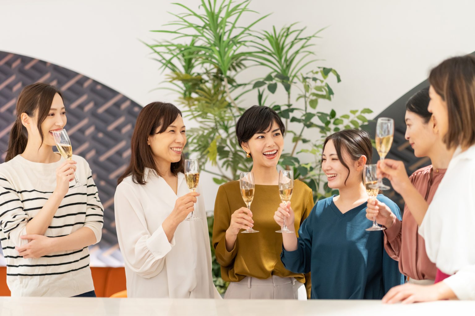 カジュアルな装いで乾杯