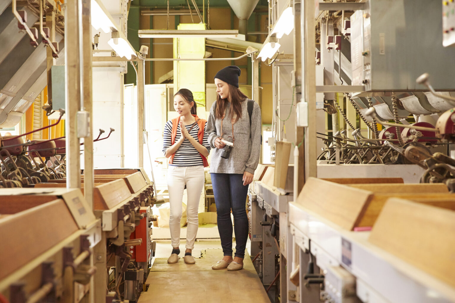 工場の中を見学する人