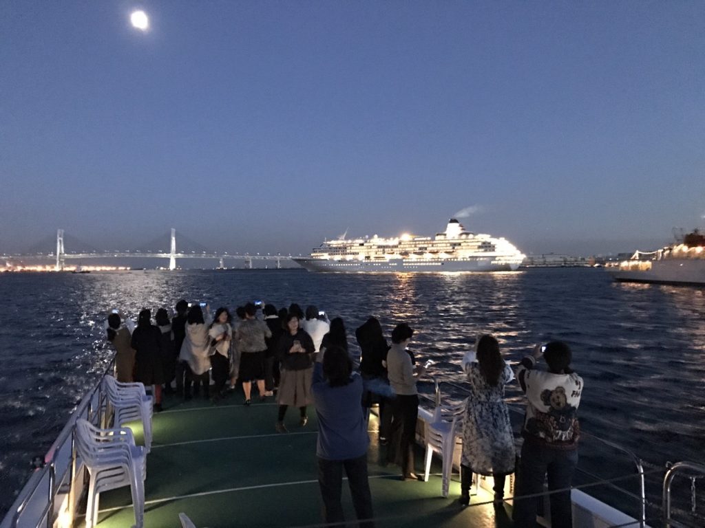 クルーザーで新歓を楽しむグループ