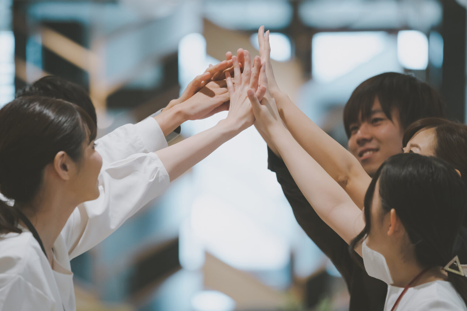 ハイタッチをする様子