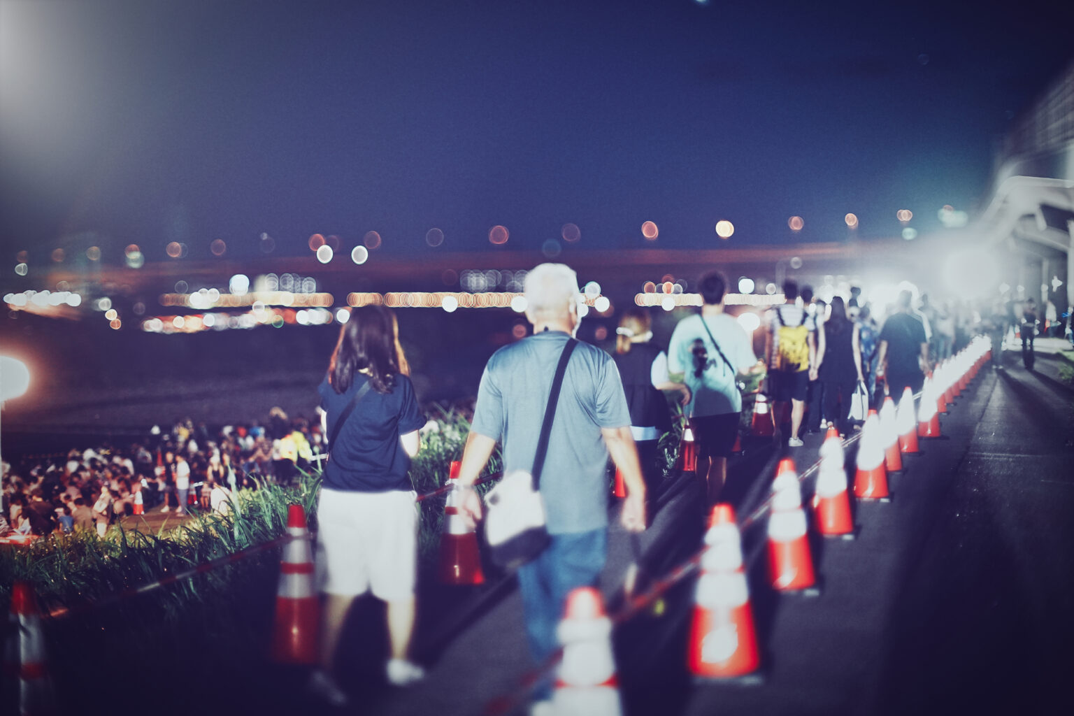 花火大会を観に来た人々