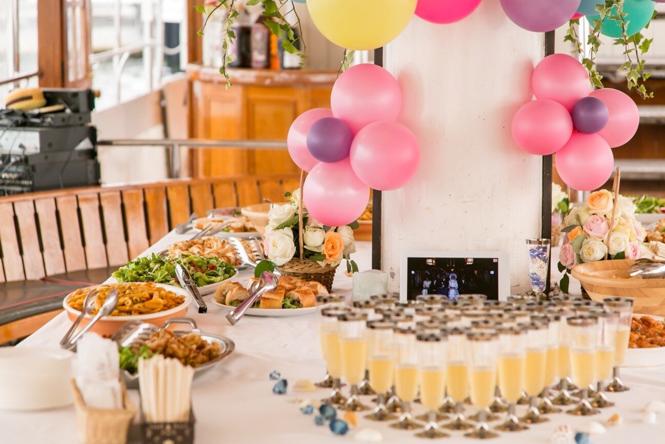 船上内のビュッフェの様子