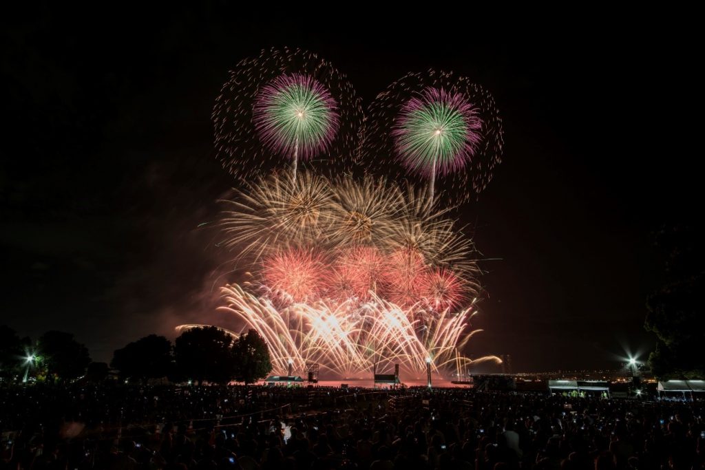 打ち上げ花火と仕掛け花火