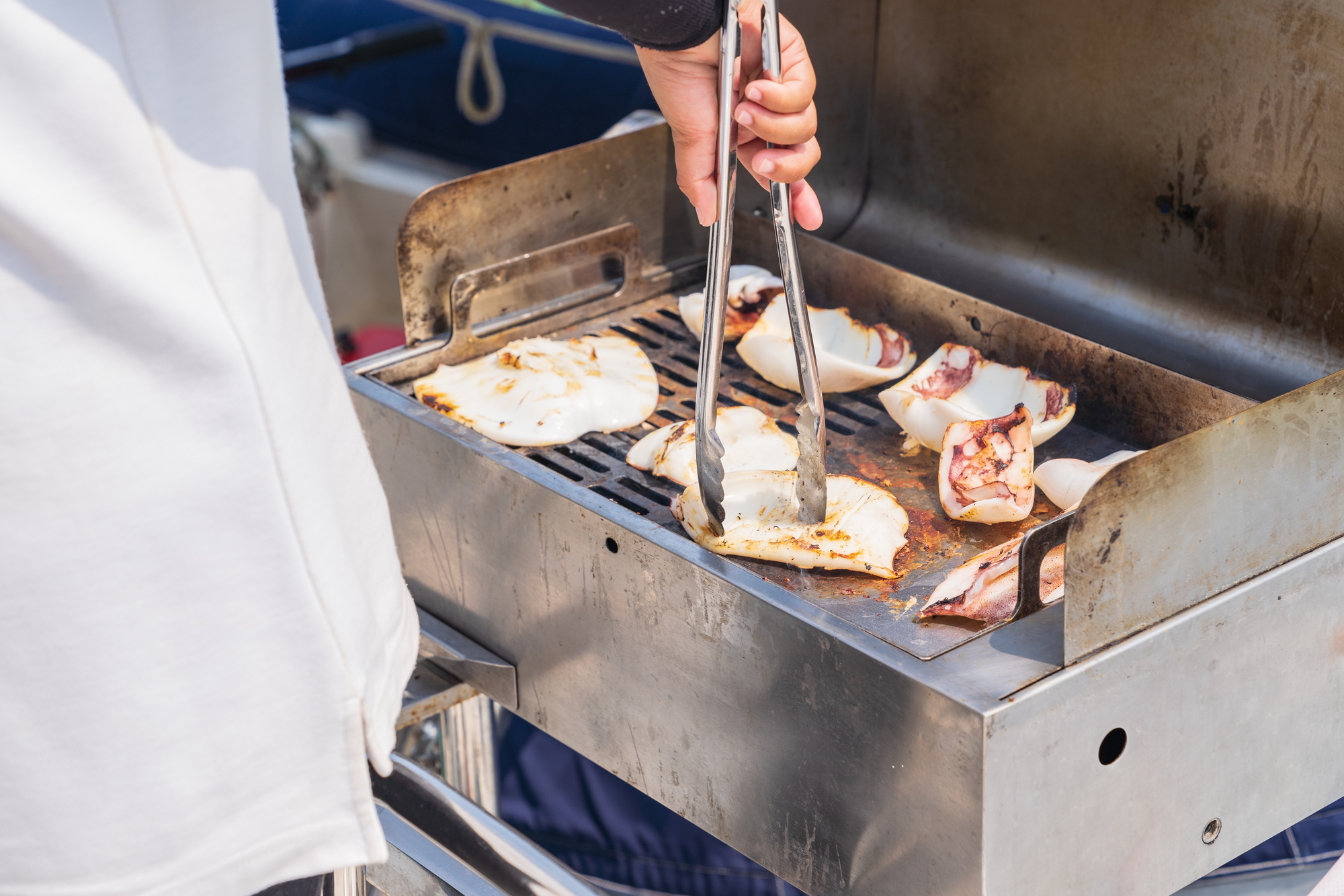 BBQの準備をするスタッフ