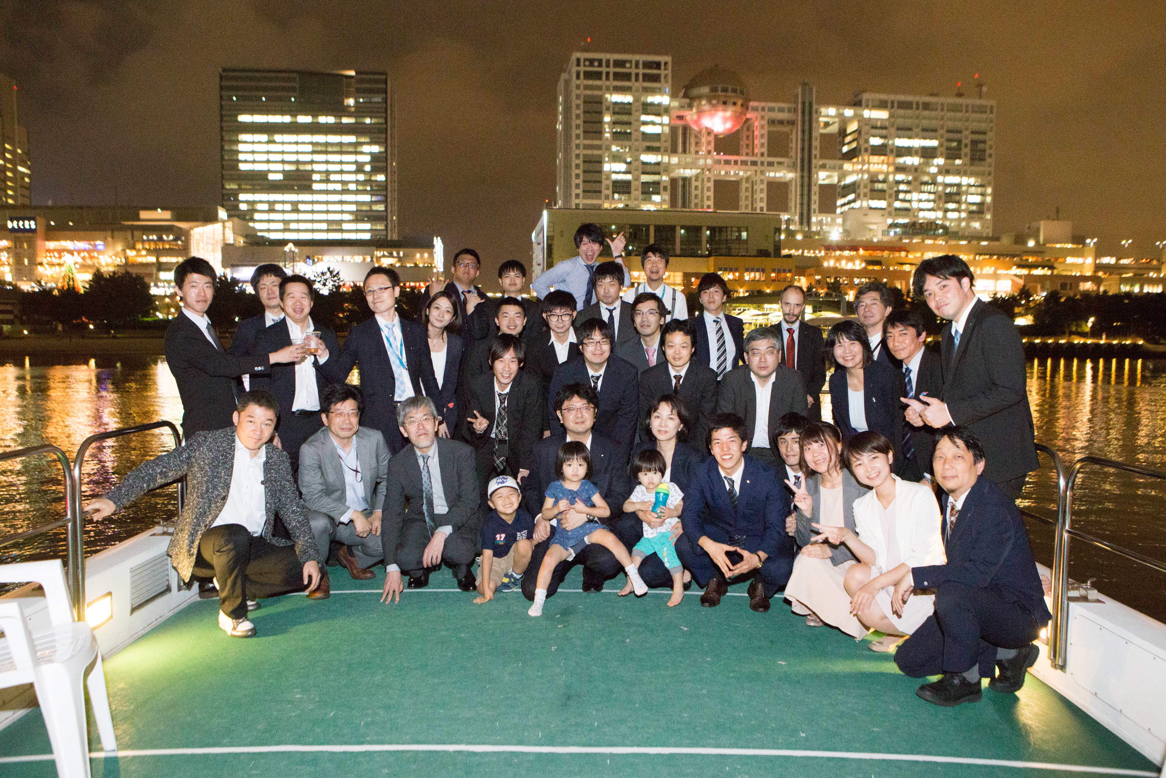 家族や同僚と記念撮影