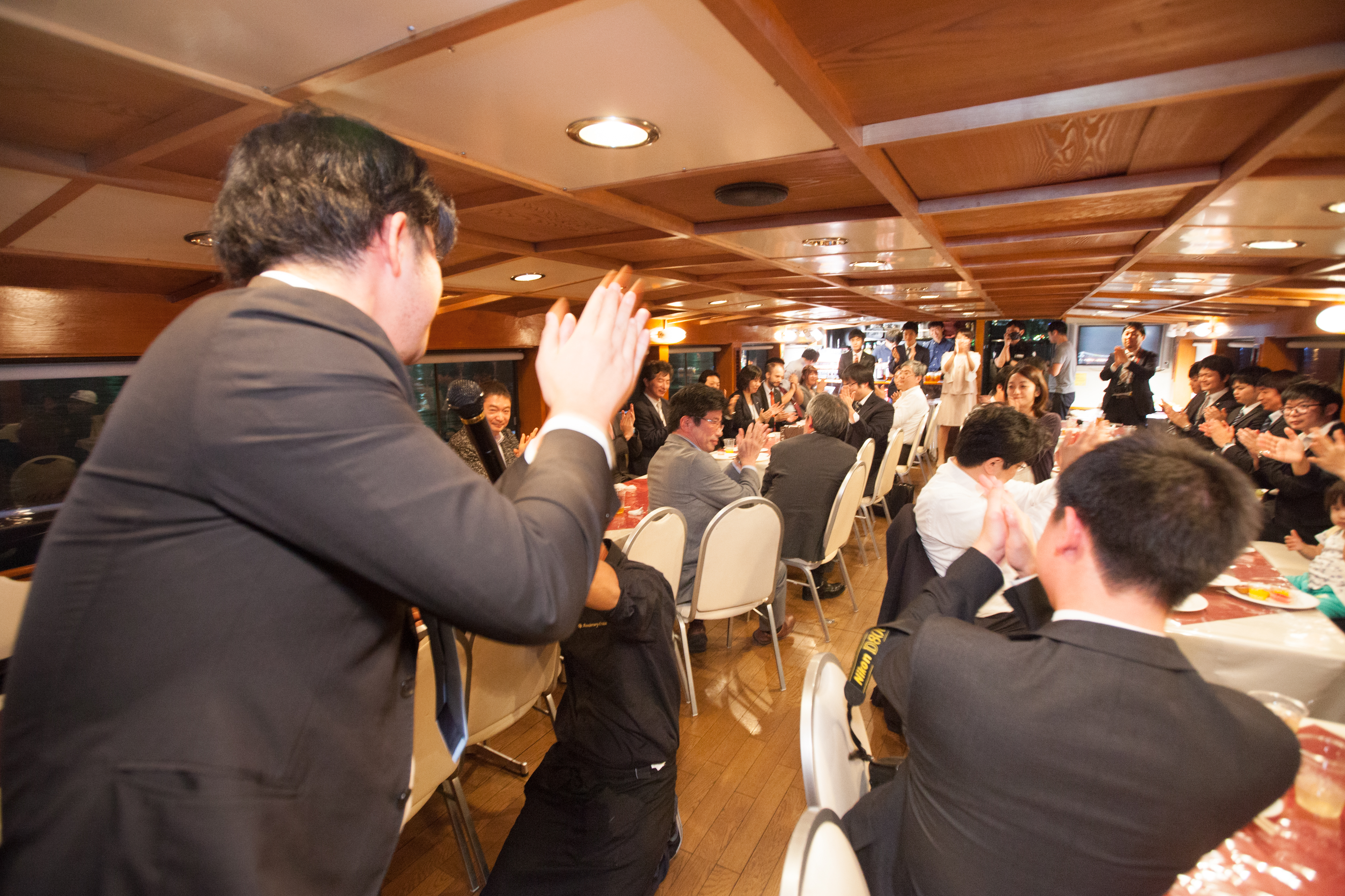 船内で乗りあがる人たち