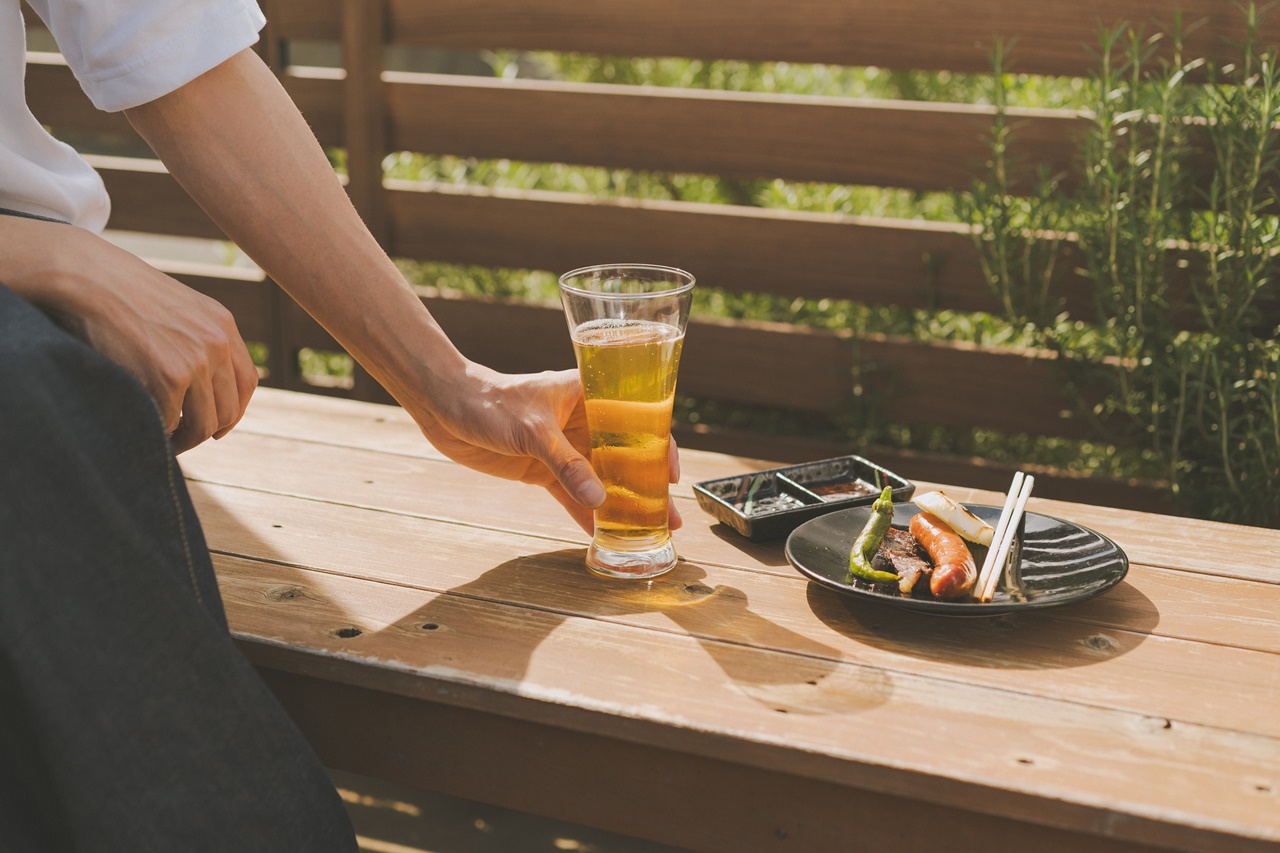 pixta　男性手元　ビール