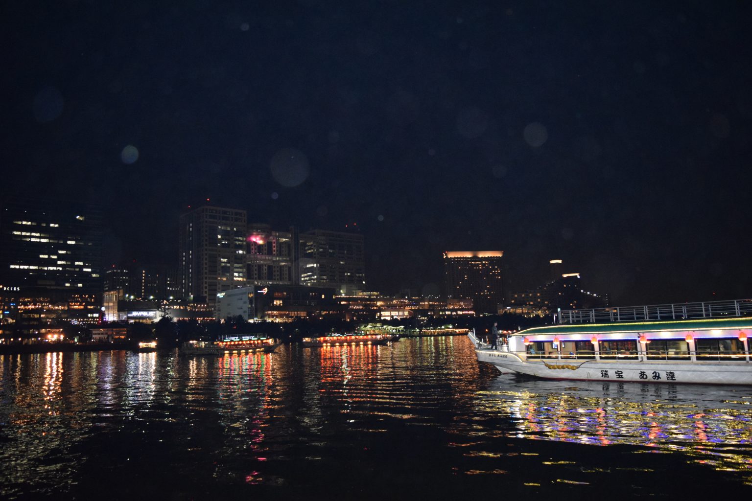 屋形船と夜景がきれいなお台場