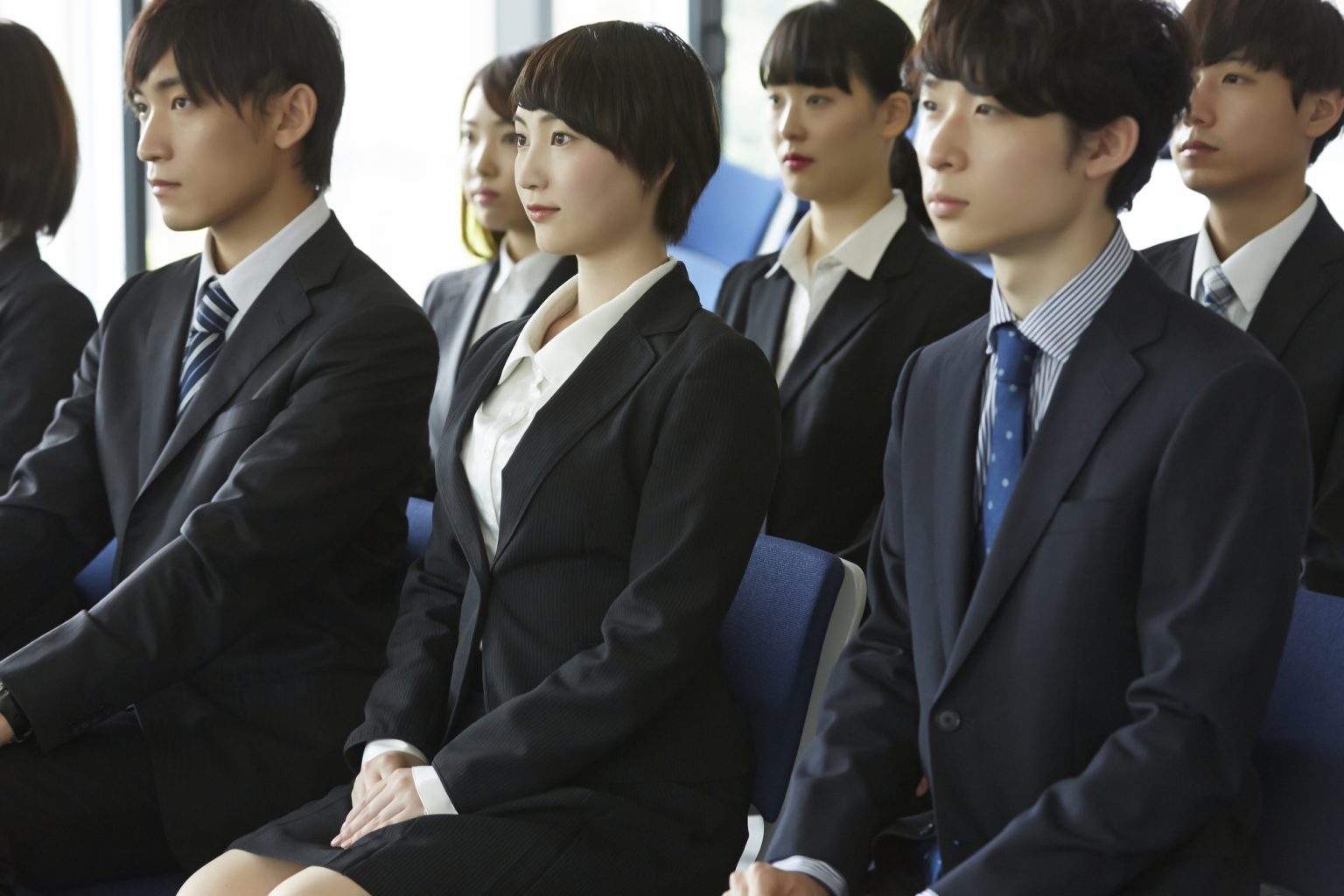 緊張する入社式のシーン