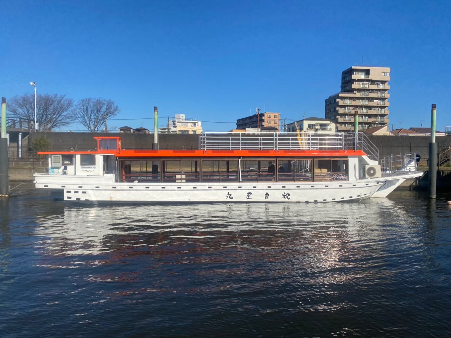 海に浮かぶ祝良屋丸