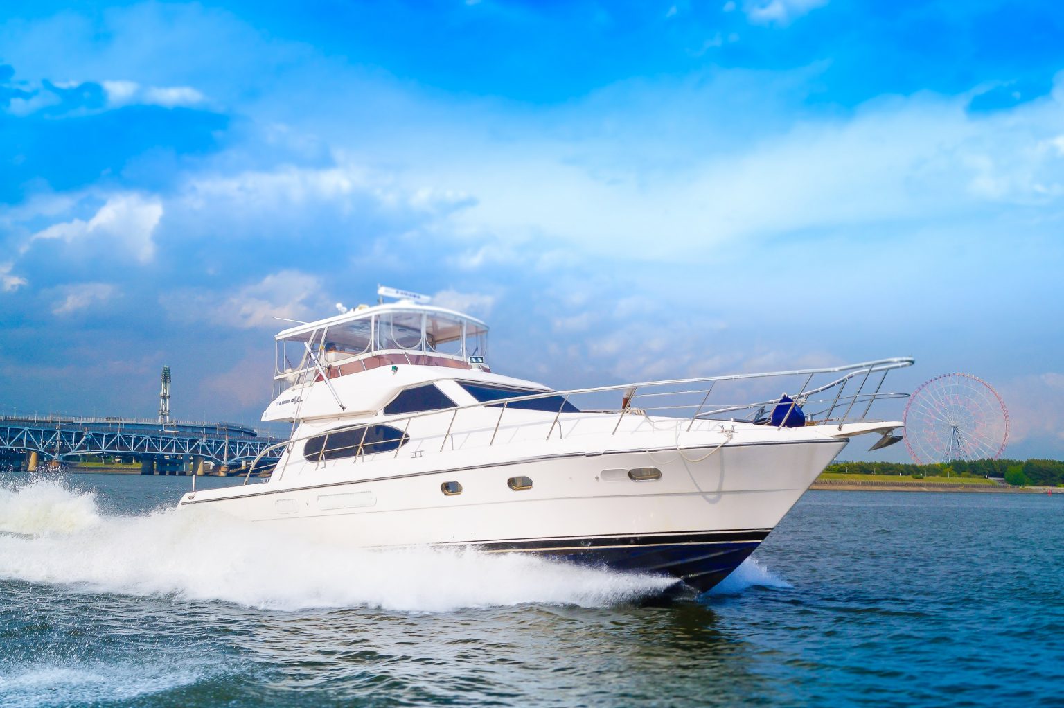 船上からの中型クルーザー外観