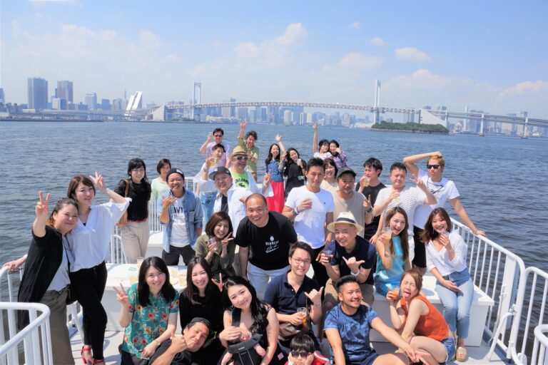 ルーカス号のデッキで集合写真を撮影（東京湾）