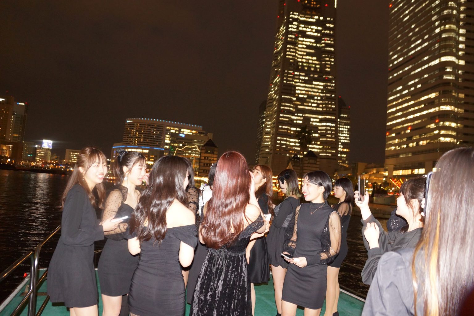 夜景を眺めて写真を撮る女性たち