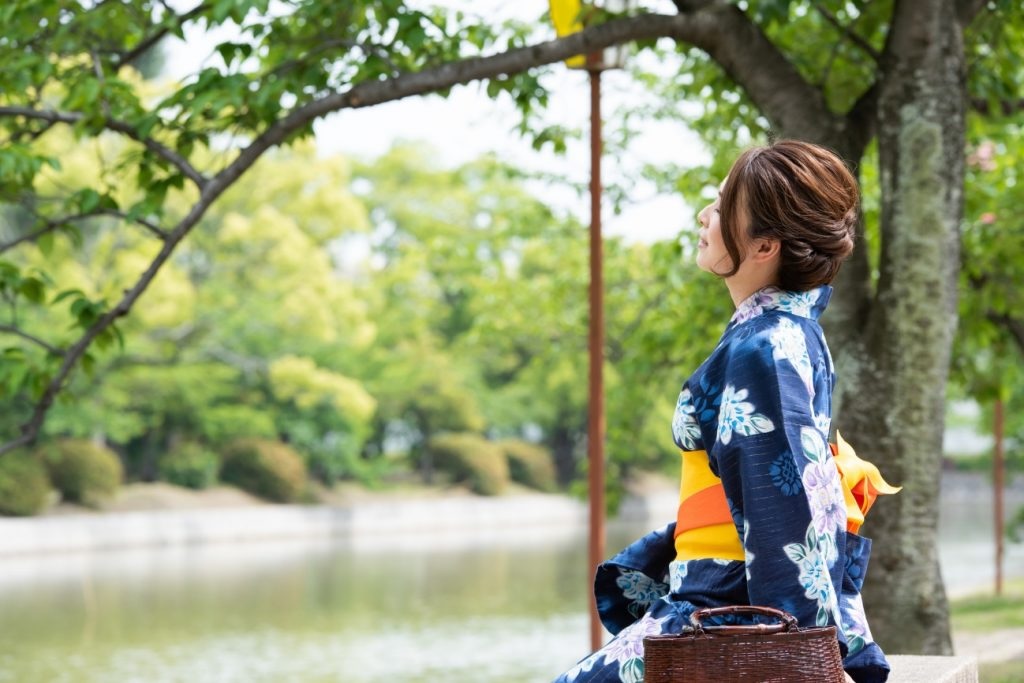 浴衣の女性が外で涼む様子