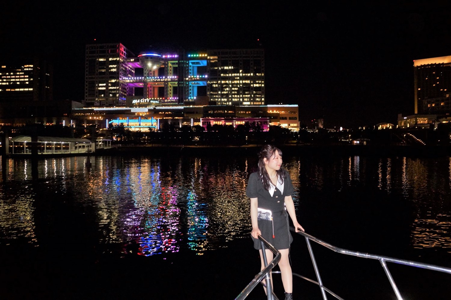 前方デッキで夜景を背景に記念撮影