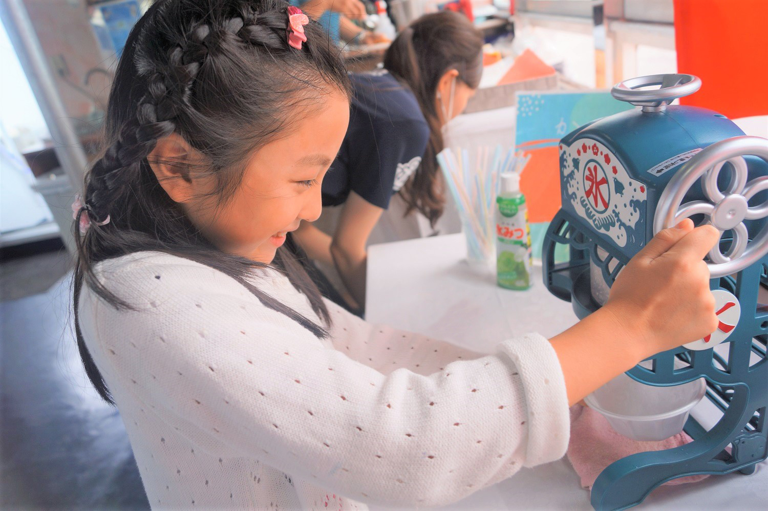 ルーカス号船内でかき氷を作る女の子