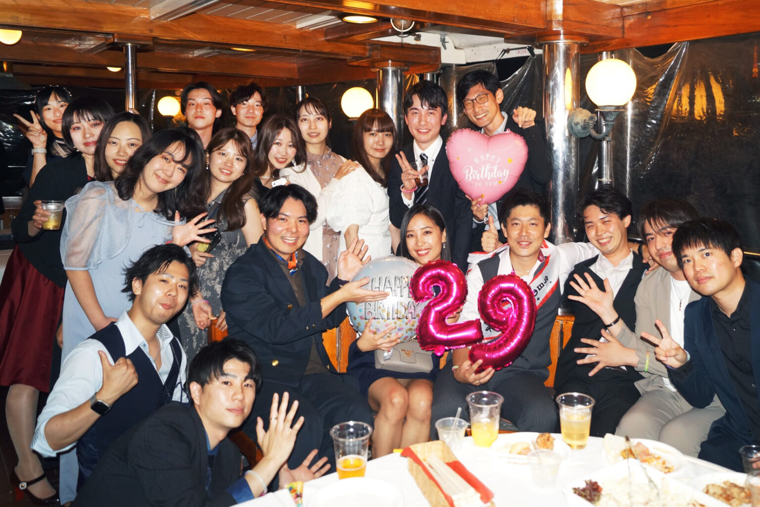 誕生日のバルーンをもって集合写真を撮影