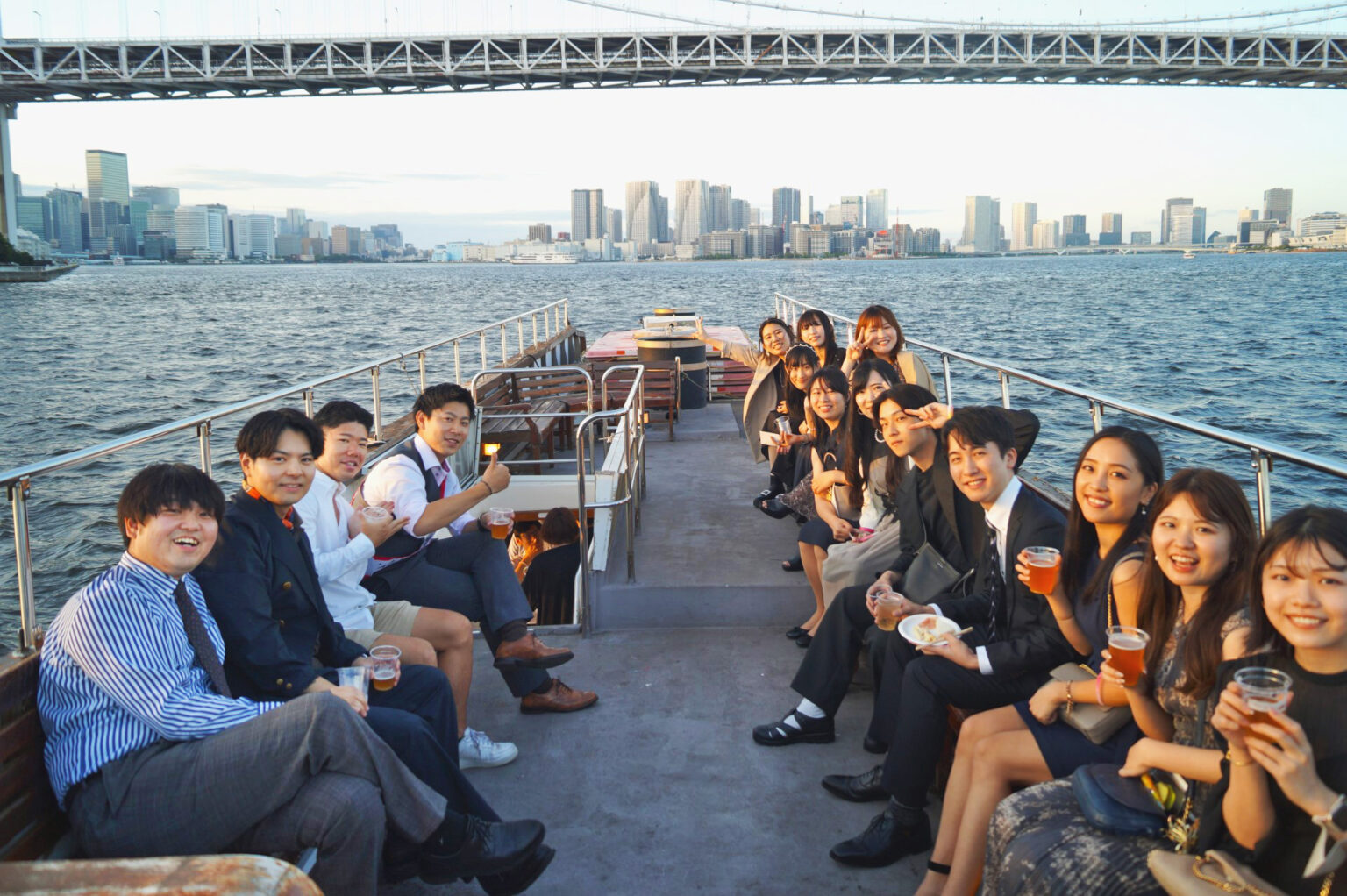 デッキでクルージングを楽しむ人たち