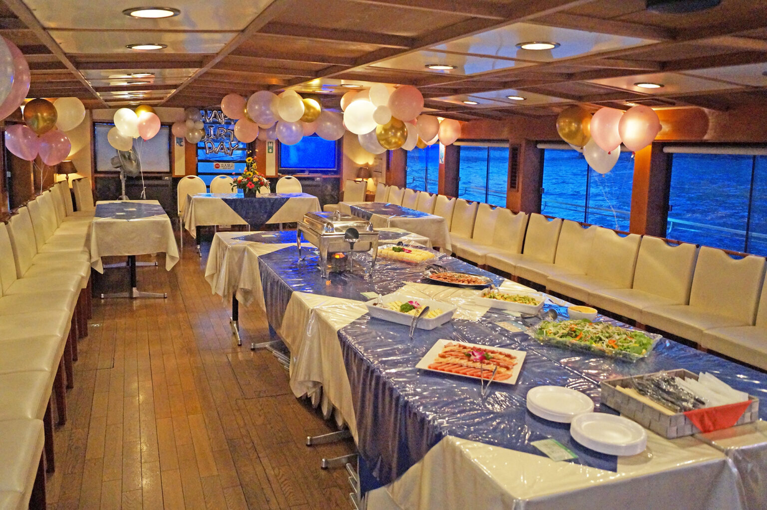 バルーン装飾されたオリエンタルノアの船内